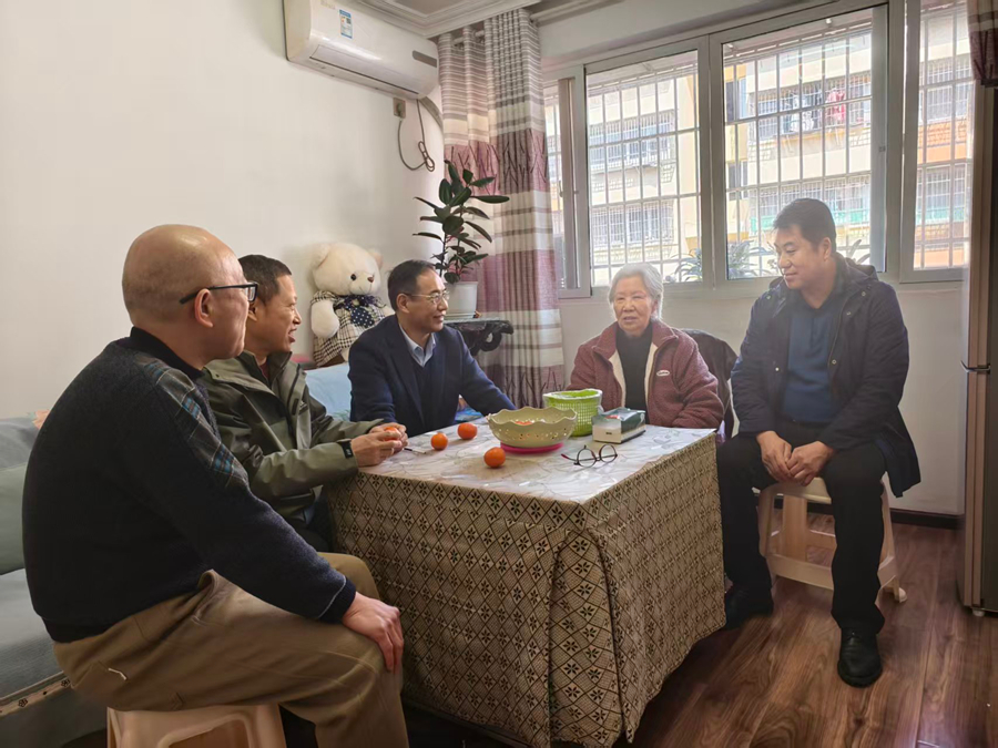 公司党政工领导走访慰问退休老同志、重大疾病困难职工